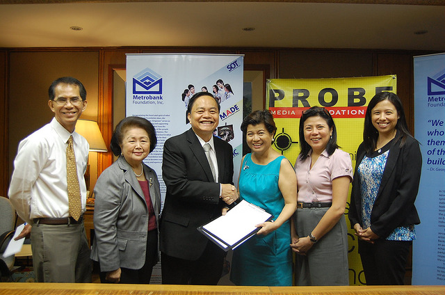 JOYawardsSHAKINGhandsPHOTOrelease